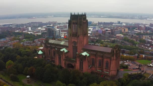 Widok z lotu ptaka na Katedrę w Liverpoolu lub Kościół Katedralny Chrystusa — Wideo stockowe
