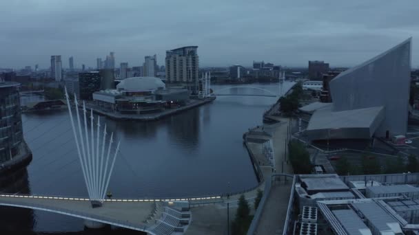 Vista aérea de la Media City UK está a orillas del Manchester al atardecer — Vídeos de Stock