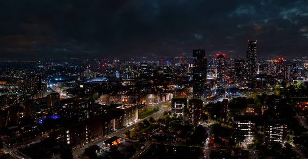 Luftaufnahme von Manchester, Großbritannien in der Nacht. — Stockfoto