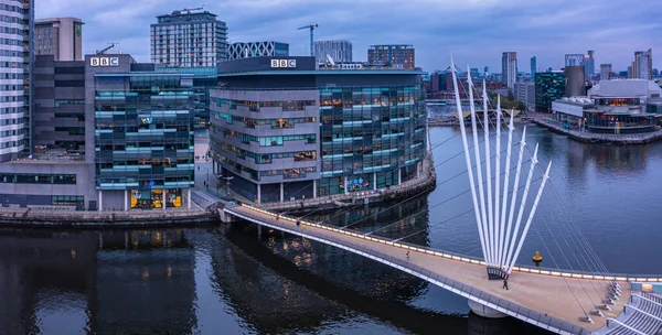 Légi felvétel a Media City UK van a bankok a Manchester alkonyatkor — Stock Fotó