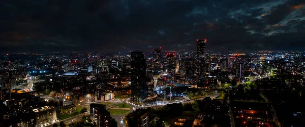 英国曼彻斯特的空中拍摄时间是晚上. — 图库照片
