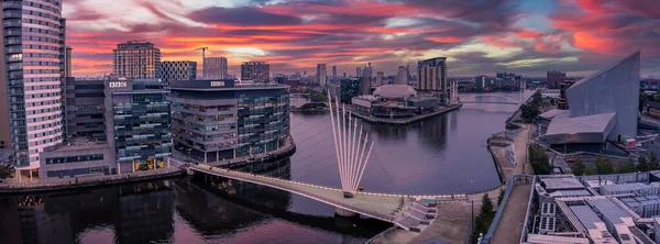 Vista aérea de la Media City UK está a orillas del Manchester al atardecer — Foto de Stock
