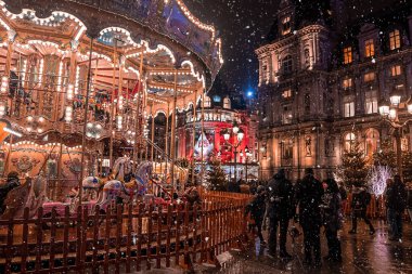 Paris, Fransa 'da büyülü Noel pazarı ruhu. Yeni yıl arifesini kutluyoruz.