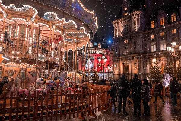 Mágico espíritu de mercado navideño en París, Francia. Celebrando la víspera de año nuevo. —  Fotos de Stock