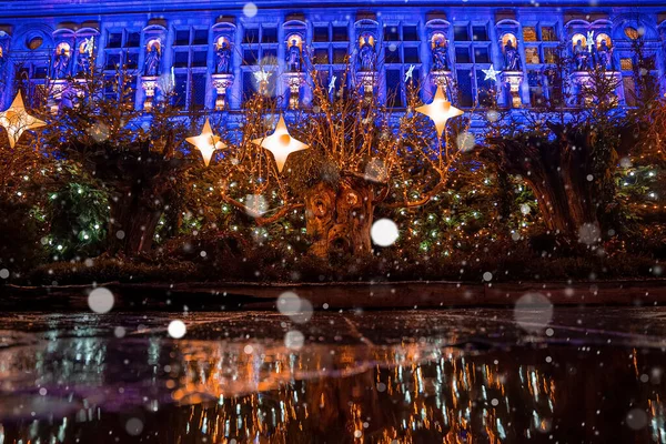 Decoraciones de árboles de Navidad y juguetes. Ambiente de Año Nuevo. —  Fotos de Stock