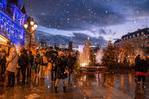 Mágico espíritu de mercado navideño en París, Francia. Celebrando la víspera de año nuevo. —  Fotos de Stock