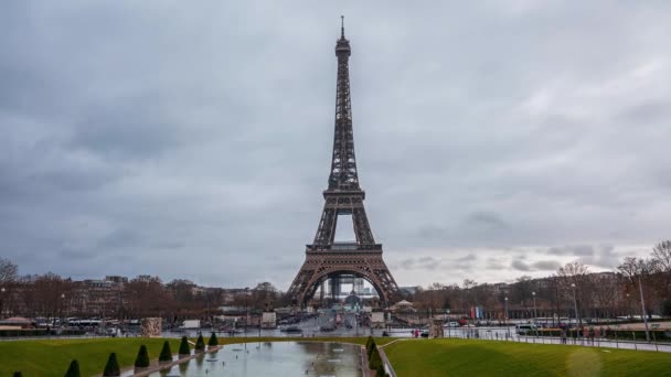 Hermoso timelapse de la famosa Torre Eiffel en París, Francia — Vídeos de Stock