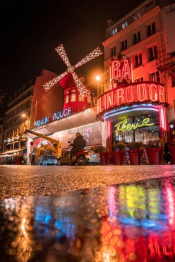 Moulin Rouge gece kabare manzarası Paris, Fransa.