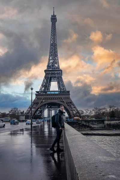 Een Jongeman Die Parijs Eiffeltoren Frankrijk Verkent Prachtig Weer — Stockfoto