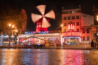 Moulin Rouge gece kabare manzarası Paris, Fransa.
