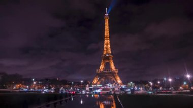 Paris, Fransa 'daki ünlü Eyfel Kulesi' nin güzel zamanlaması