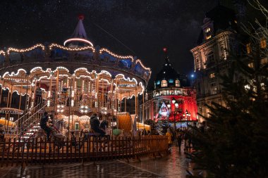 Paris, Fransa 'da büyülü Noel pazarı ruhu. Yeni yıl arifesini kutluyoruz. İyi tatiller..