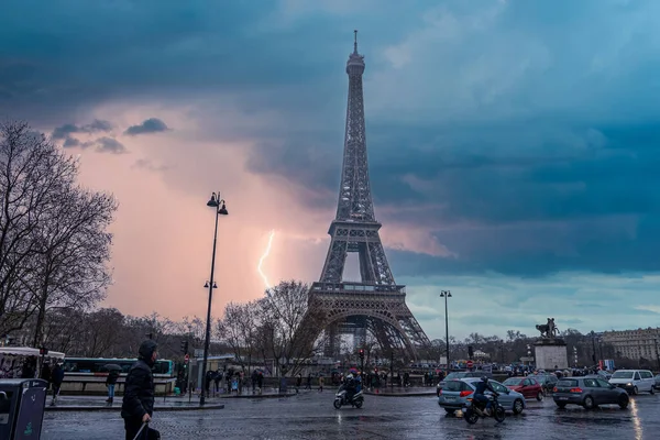 Bliksem Storm Parijs Frankrijk Regenachtig Weer Met Wind Bliksem Nabij — Stockfoto
