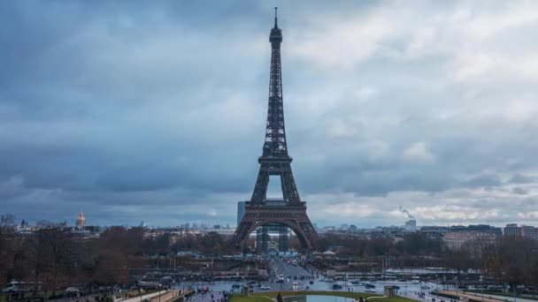 프랑스 파리 의유 명 한 에펠 탑의 아름다운 시계탑 — 비디오