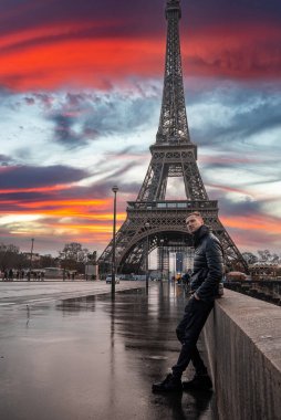 Paris, Fransa 'daki ünlü Eyfel Kulesi' nin büyüleyici günbatımı manzarası. Avrupa 'nın En İyi Dağıtımı - Paris.
