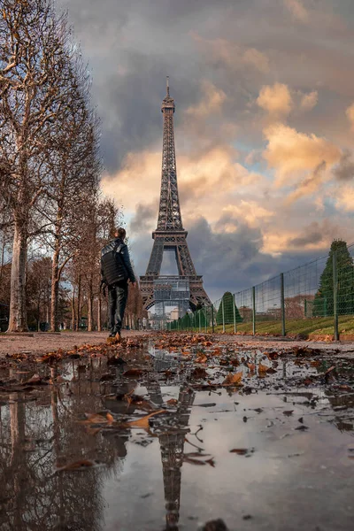 Een Jongeman Die Parijs Eiffeltoren Frankrijk Verkent Prachtig Weer — Stockfoto