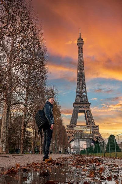 Jeune Homme Explorant Paris Tour Eiffel France Beau Temps — Photo