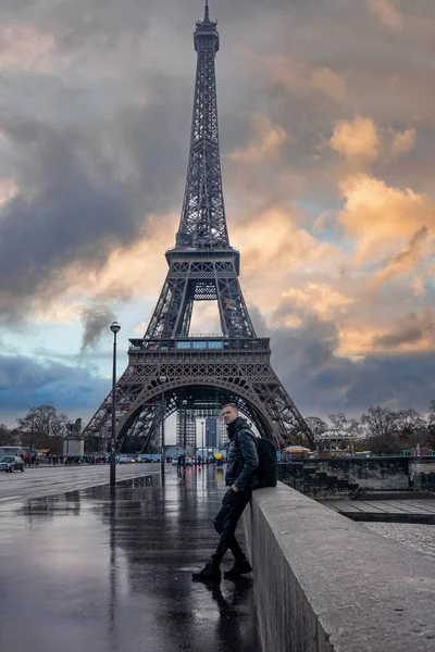 Junger Mann Erkundet Paris Und Den Eiffelturm Frankreich Schönes Wetter — Stockfoto