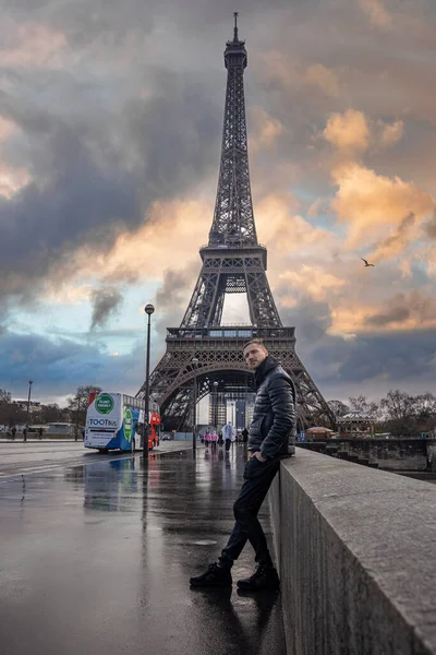 Young Man Exploring Paris Eiffel Tower France Beautiful Weather — Stock Photo, Image