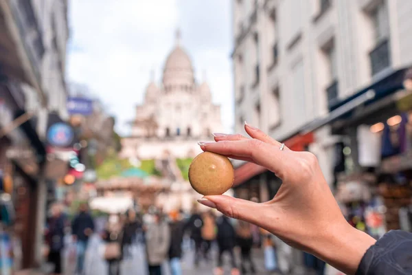 Mano Sosteniendo Una Galleta Macarrona Francesa Macaron Calle París Cerca — Foto de Stock