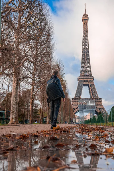Młody Człowiek Zwiedzający Paryż Wieżę Eiffla Francji Piękna Pogoda — Zdjęcie stockowe