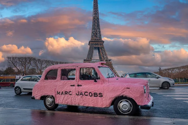 Drôle Voiture Rose Marc Jacobs Garée Paris Avec Tour Eiffel — Photo