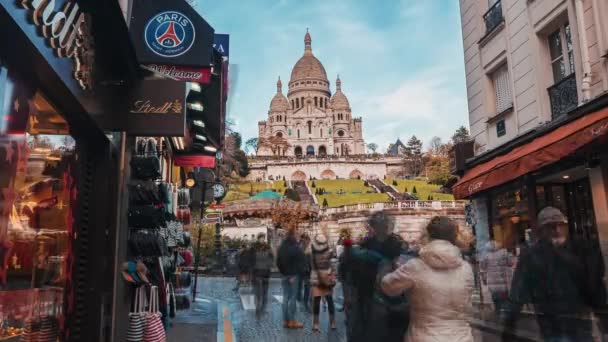 Timelapse ulicy handlowej Montmartre w pobliżu katedry Sacre Coeur — Wideo stockowe