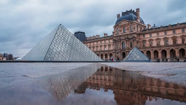Güzel Louvre 'un zaman atlaması. İnsanlar müzede koşturuyor.. — Stok video