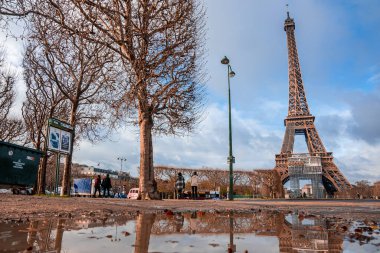 Paris, Fransa 'daki ünlü Eyfel Kulesi' nin büyüleyici günbatımı manzarası. Avrupa 'nın En İyi Dağıtımı - Paris.