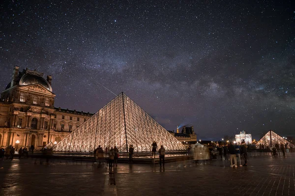 Schöner Louvre Bei Nacht Mit Millionen Sternen Himmel Menschen Stürmen — Stockfoto