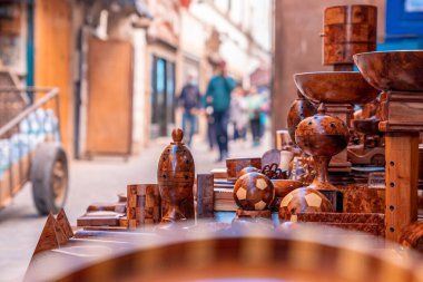 Eski moda tahta süslemeler pazarda satılık, ahşap dekorlar yerel pazarda.