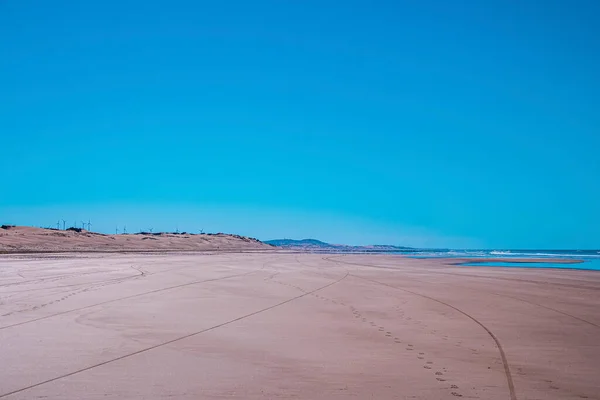 Impressões Com Marcas Pneus Areia Praia Contra Céu Azul Claro — Fotografia de Stock