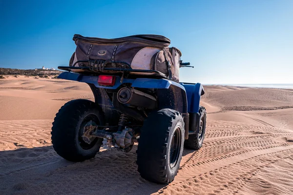 Quadbike Azul Con Marcas Neumáticos Arena Hermosa Playa Soleada Contra — Foto de Stock