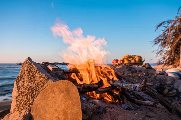 傍晚时分 在海滩水果旁边的壁炉边 在晴朗的蓝天下焚烧木柴 — 图库照片