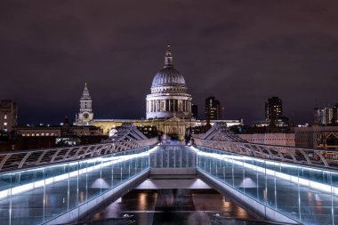 St Pauls Katedrali ve Londra Thames Nehri üzerindeki Milenyum Köprüsü