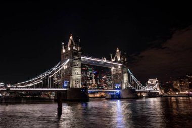 Londra 'yı Thames Nehri üzerinde Southwark' a bağlayan İkonik Kule Köprüsü manzarası, İngiltere.