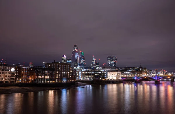 Vista panoramica del quartiere finanziario di Londra con molti grattacieli — Foto Stock