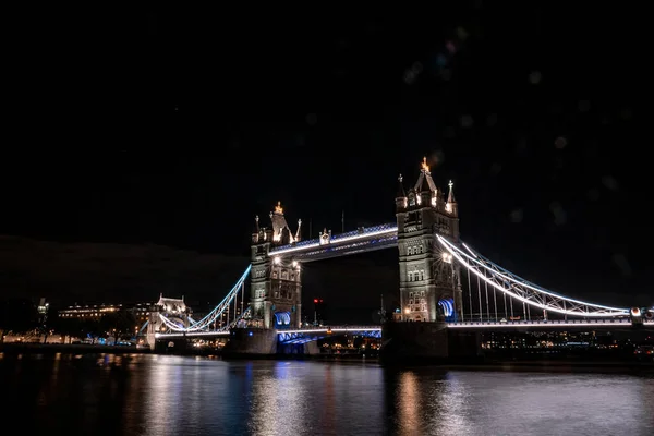 Ikonisk Tower Bridge vy som förbinder London med Southwark över Thames River, Storbritannien. — Stockfoto