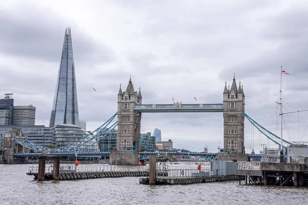 Vista icónica del Puente de la Torre que conecta Londres con Southwark sobre el río Támesis, Reino Unido. —  Fotos de Stock