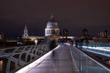St Pauls Katedrali ve Londra Thames Nehri üzerindeki Milenyum Köprüsü