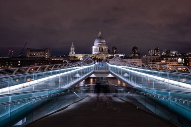 St Pauls Katedrali ve Londra Thames Nehri üzerindeki Milenyum Köprüsü