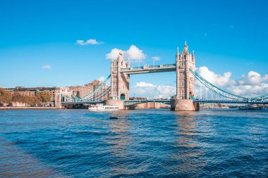 Londra 'yı Thames Nehri üzerinde Southwark' a bağlayan İkonik Kule Köprüsü manzarası, İngiltere.