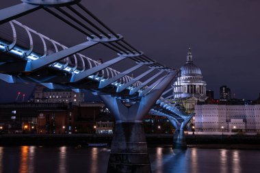 St Pauls Katedrali ve Londra Thames Nehri üzerindeki Milenyum Köprüsü