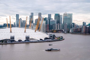 Thames Nehri 'nden Milenyum Kubbesi' nin ya da Londra 'daki O2 Arena' nın üzerine bak..