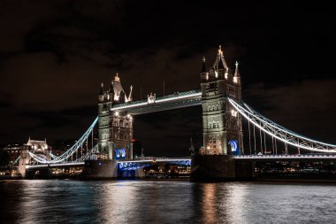 Londra 'yı Thames Nehri üzerinde Southwark' a bağlayan İkonik Kule Köprüsü manzarası, İngiltere.