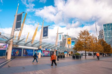 Thames Nehri 'nden Milenyum Kubbesi' nin ya da Londra 'daki O2 Arena' nın üzerine bak..
