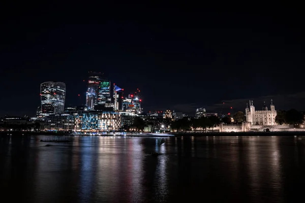 Panoramautsikt över Londons finansdistrikt med många skyskrapor — Stockfoto