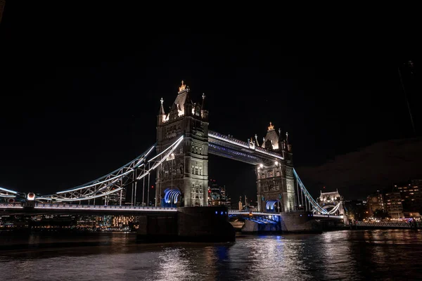 Vista icônica da ponte da torre que conecta Londres com Southwark sobre o rio Tamisa, Reino Unido. — Fotografia de Stock