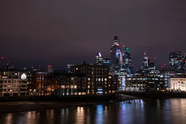 Panoramisch uitzicht op de Londense financiële wijk met veel wolkenkrabbers — Stockfoto