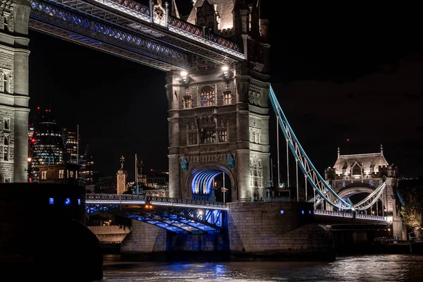 Iconic Tower Bridge vista che collega Londra con Southwark sul Tamigi, Regno Unito. — Foto Stock